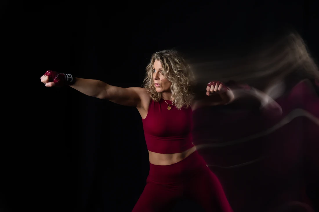 Portret van een sportende vrouw met bewegingseffect, gefotografeerd door Don